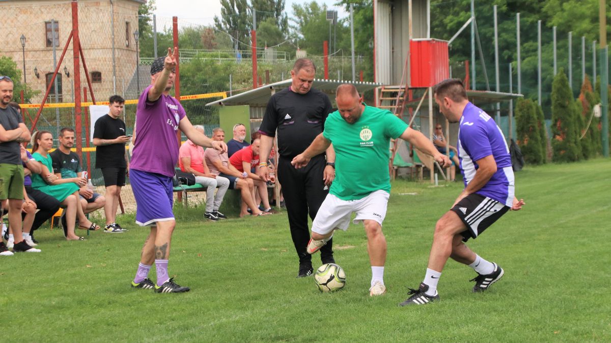 Összecsapásoktól, belépőktől sem volt mentes a mérkőzés, mely végül a lila-fehérek sikerével ért véget. Az újpesti sikerrel zárult Újpest-Ferencváros szurkolói derbi kedvéért Erős Gábor is újra sípot ragadott.