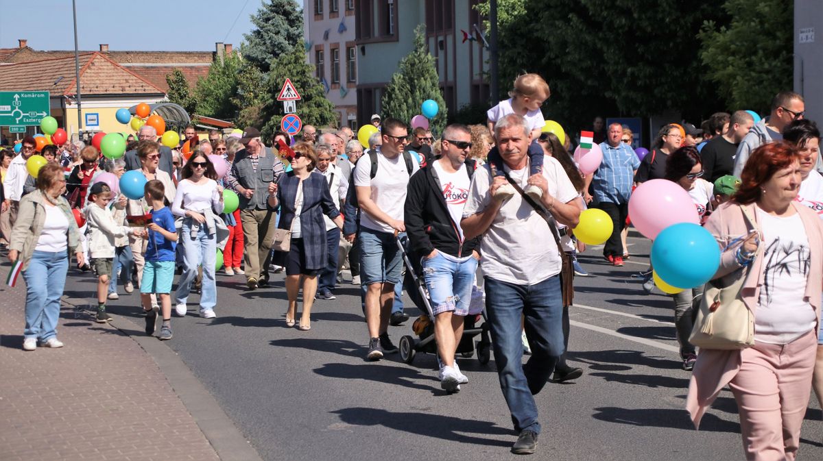 Léggömbökkel, zászlókkal sétáltak végig a városon, összehozta a generációkat a hagyományos rendezvény. Több mint ezren vettek részt a május elsejei dorogi felvonuláson.