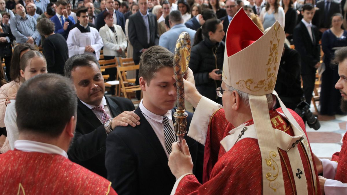 Pünkösdvasárnap Erdő Péter bíboros celebrált szentmisét az esztergomi bazilikában. A főpásztor az evangélium után a bérmálás szentségében részesítette a helyi, illetve a főegyházmegye távolabbi településeiről érkezett fiatalokat és felnőtteket.