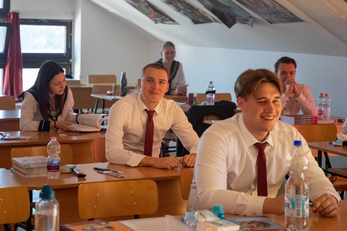 A Bárdos László Gimnáziumban izgatottan várták a diákok, hogy kezükbe vegyék az idei első érettségi feladatsort