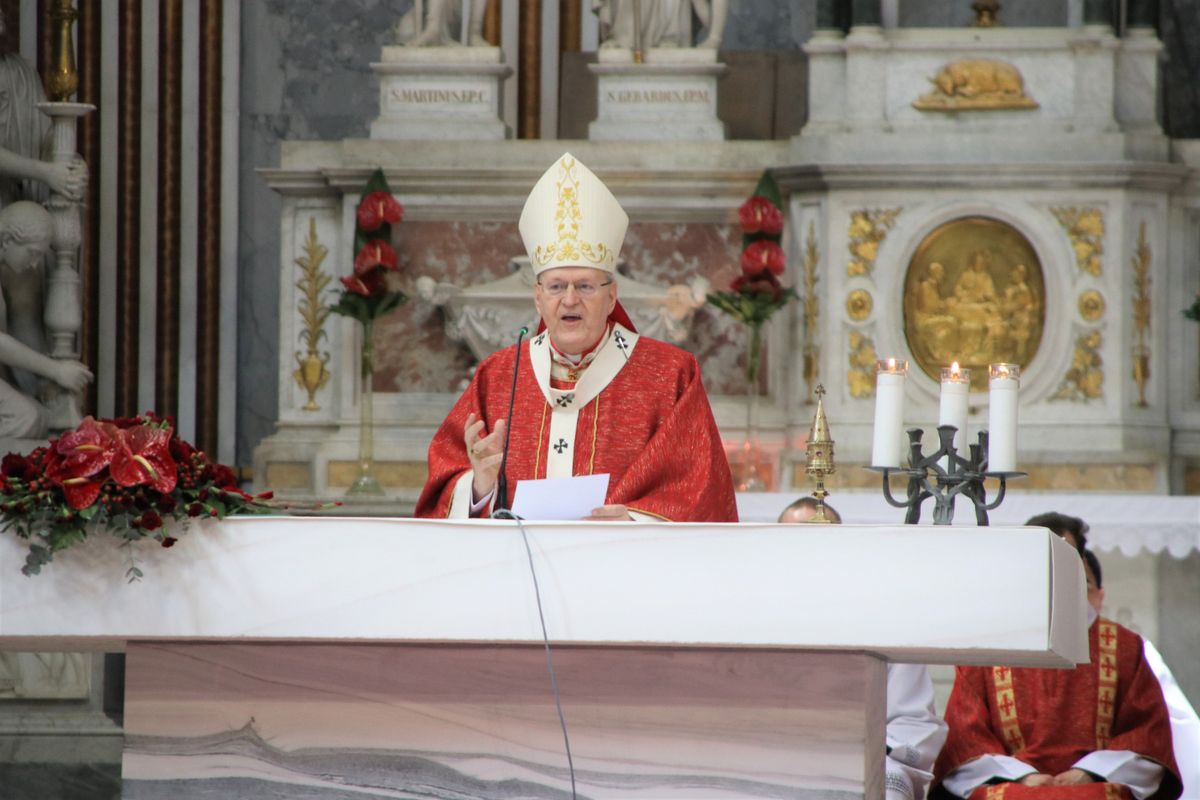 Pünkösdvasárnap Erdő Péter bíboros celebrált szentmisét az esztergomi bazilikában. A főpásztor az evangélium után a bérmálás szentségében részesítette a helyi, illetve a főegyházmegye távolabbi településeiről érkezett fiatalokat és felnőtteket.