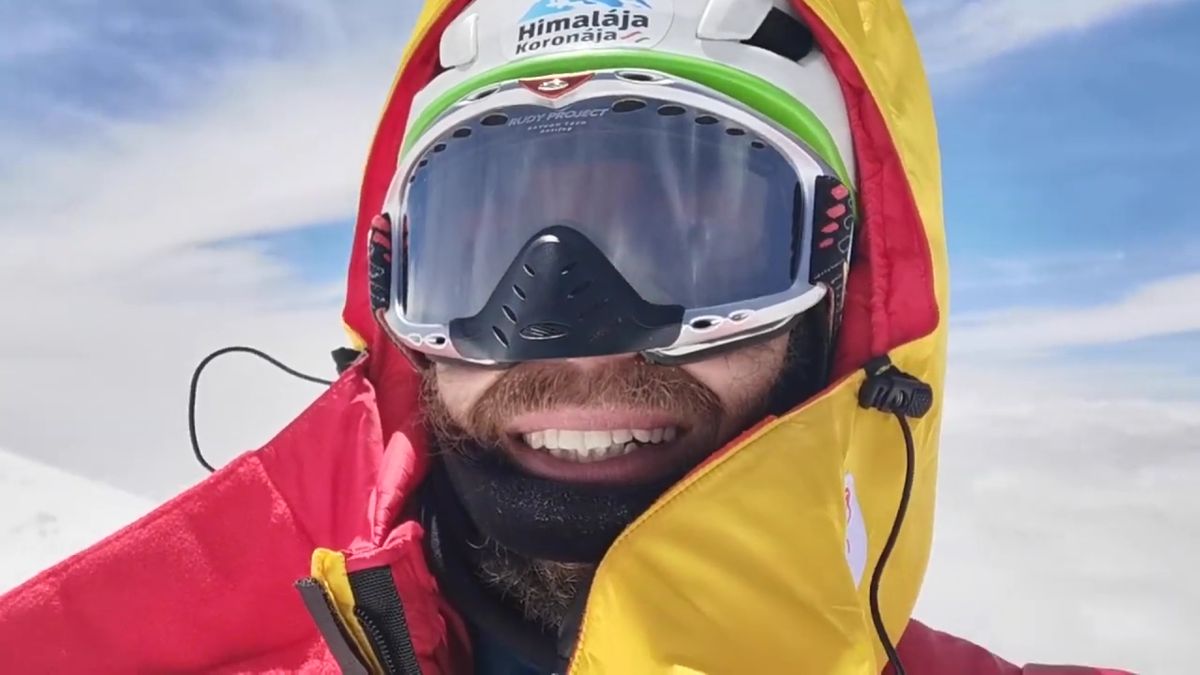 A magyar hegymászósport és modnhatni az egész ország megrendtült egy éve, ezekben a napokban. Suhajda Szilárdnak akkor veszett nyoma a Mount Everesten. Rá emlékezünk most. 