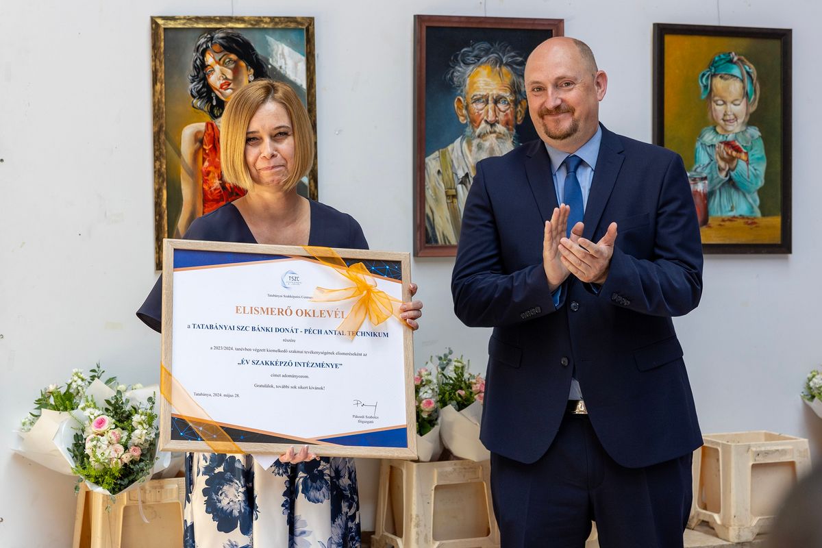 Gál Csaba átadta Bardon Mónikának, a TSZC Bánki Donát -Péch Antal Technikum igazgatójának a díjat a pedagógusnapon