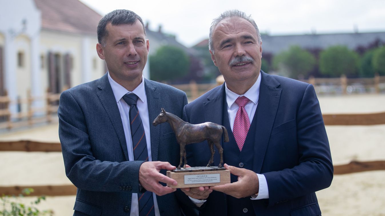 Ajándékba kapta Kisbért az agrárminiszter +fotók és videó
