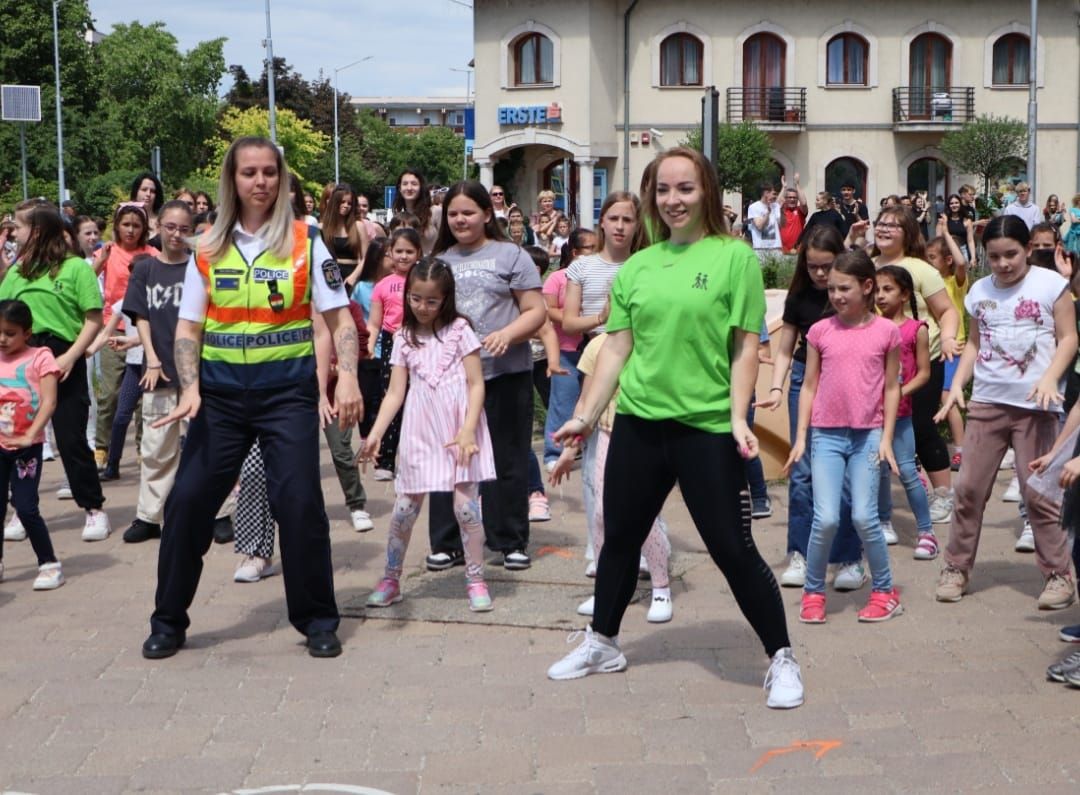 Több, mint százan táncoltak együtt Tatán. A flashmob-ot a rendőrség Lépésről-Lépésre kampányának részeként szervezték.