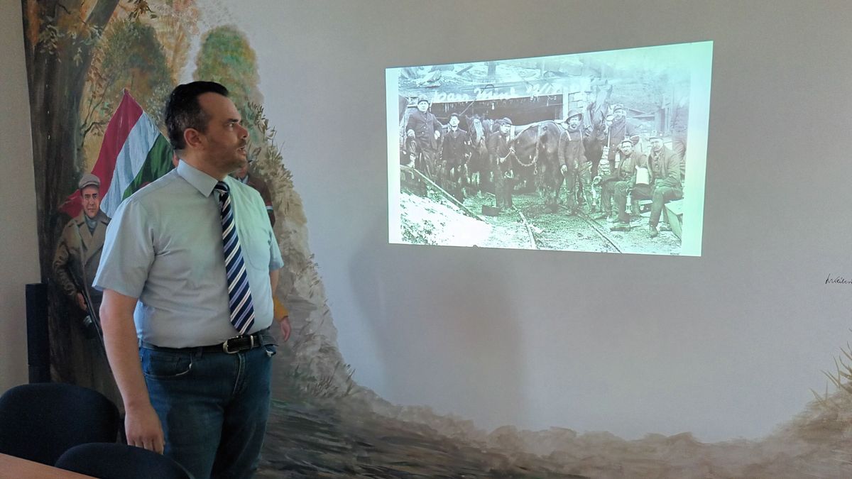 A magyar szénbányászat legsúlyosabb katasztrófájáról tartott előadást Tatabánya Megyei Jogú Város Levéltárának dr. Klébert Márton emlékszobájában dr. B. Stenge Csaba, az intézmény igazgatója. 