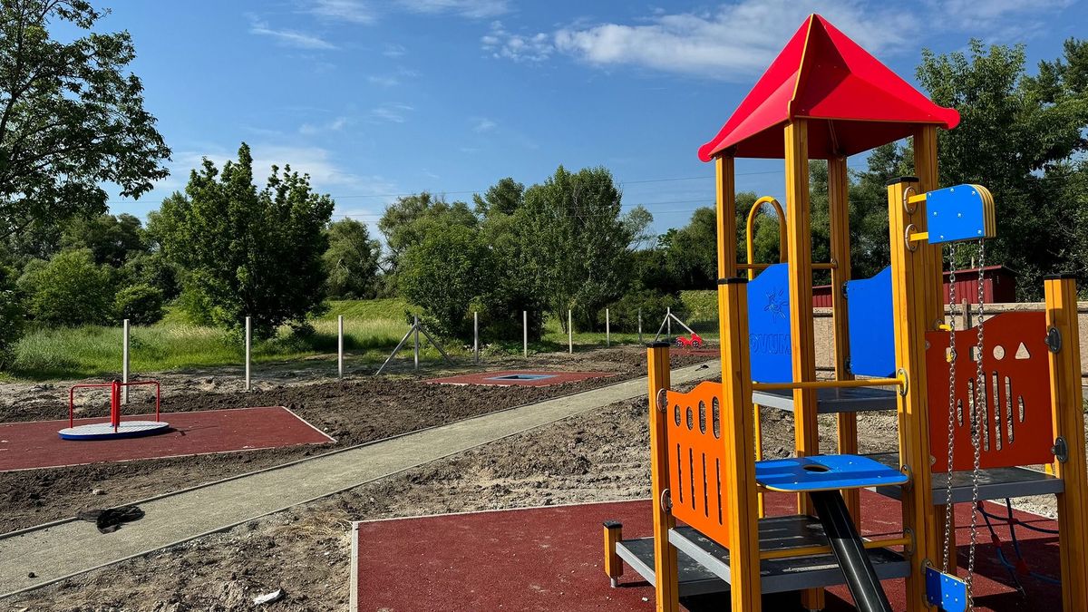 Gyerekzsivaj lepheti el a parkot, hamarosan birtokba vehetik a fiatalok a Töltés utcai játszótért.