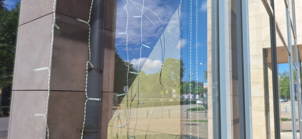 Magyar Péter szimpatizánsai többször is megütötték az egyik tatabányai kávézó üvegfalát, ami megrepedt