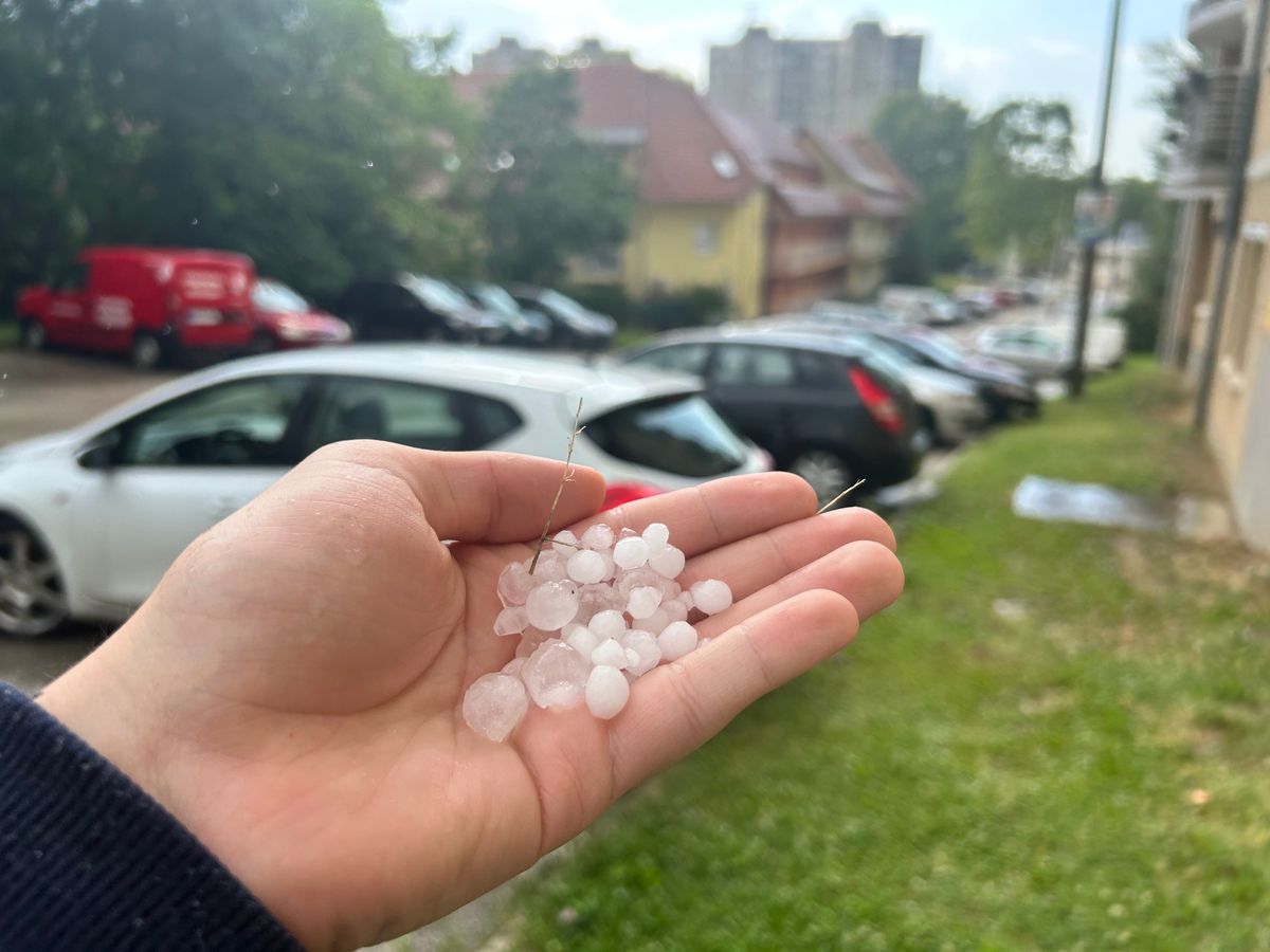 Bejött a Hungaromet riasztása, amelyet hétfő délutánra kiadott. Tatabányára jégeső érkezett.