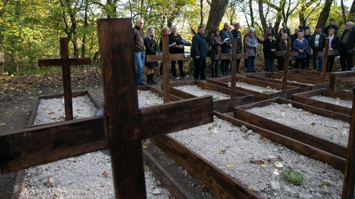 II. világháborúban elesett katonák sírhelye mellett halad a Vértes 60