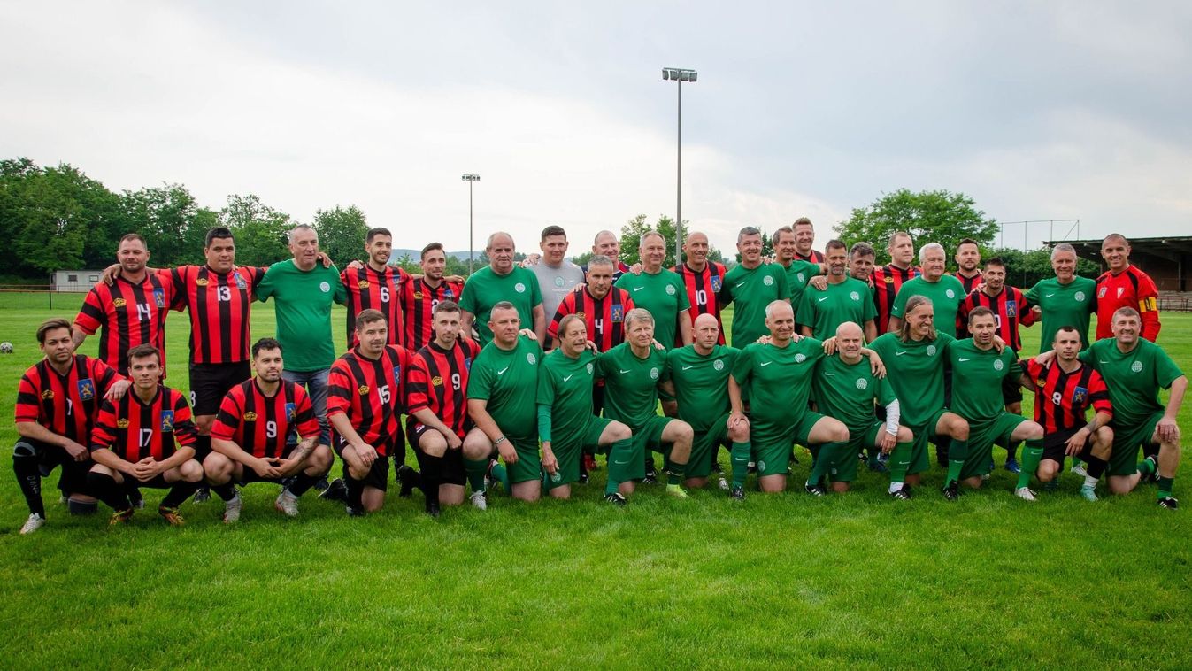 A Ferencváros legendáival adták át az oroszlányi focipályát