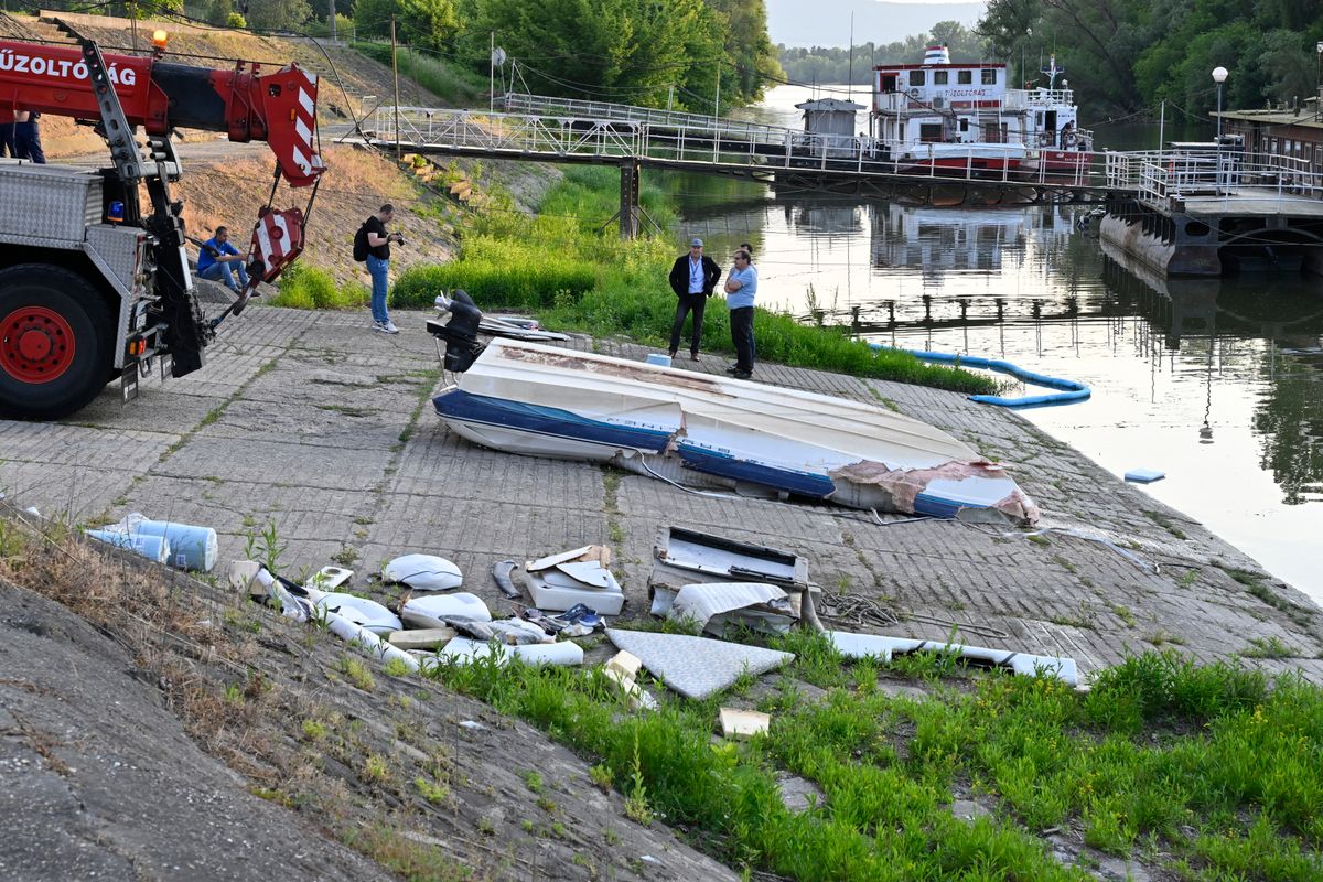 A katasztrófavédők emelték ki a Verőcénél elsüllyedt csónakot a Dunából. Két ember biztosan meghalt a hajóbalesetben, amikor egy szállodahajó ütközött egy másik kisgéphajóval szombat éjjel.