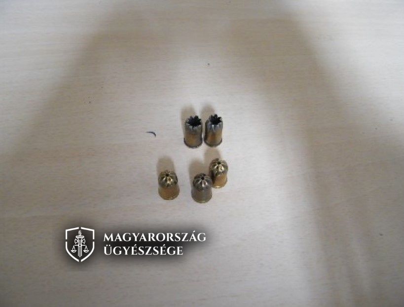 a vádlott 2022. november 12-én egy ácsi szórakozóhelyre indult, ahová magával vitte az engedéllyel tartott gáz-riasztópisztolyát is.
