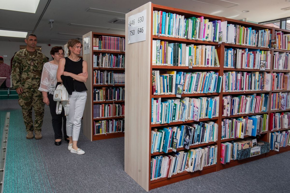 A fiataloknak is igyekeznek kedvezni az újonnan átadott tatai könyvtár modern berendezéseivel 