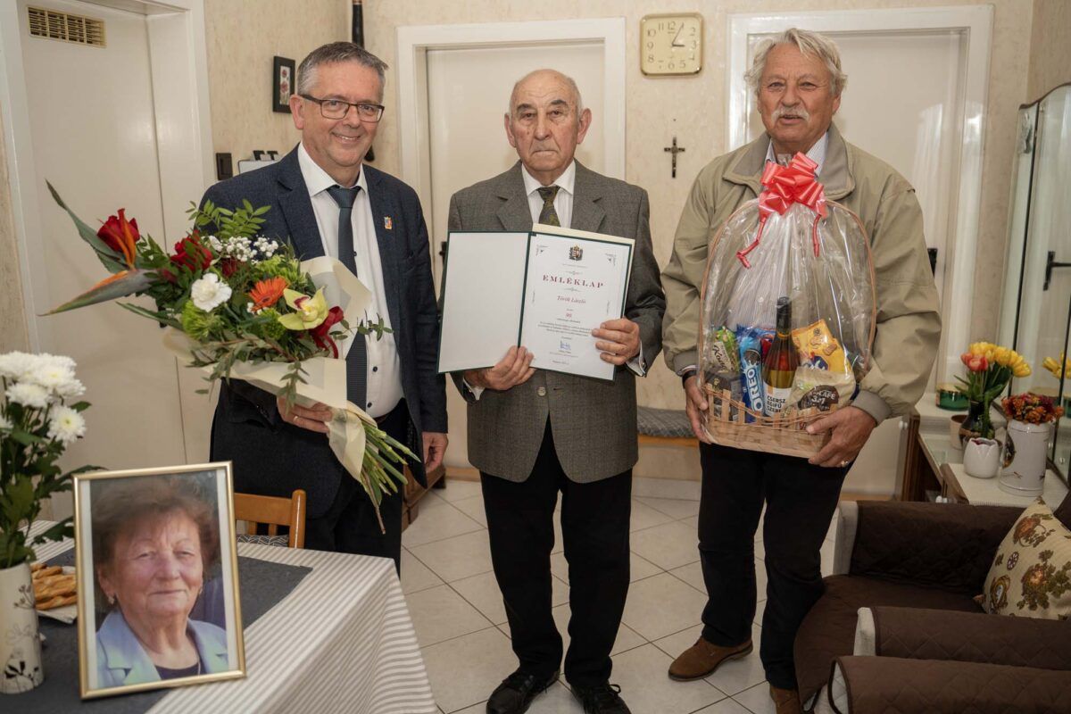 Bár nem Tatán született, 63 éve él már a városban. 90. születésnapja alkalmából köszöntötték Laci bácsit. 