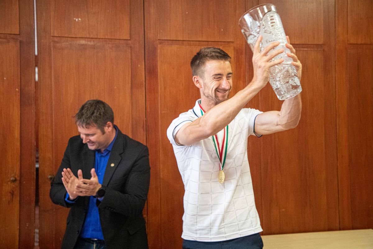 Kovács István, a Bányász csapatkapitánya magasba emeli a bajnoki serleget
