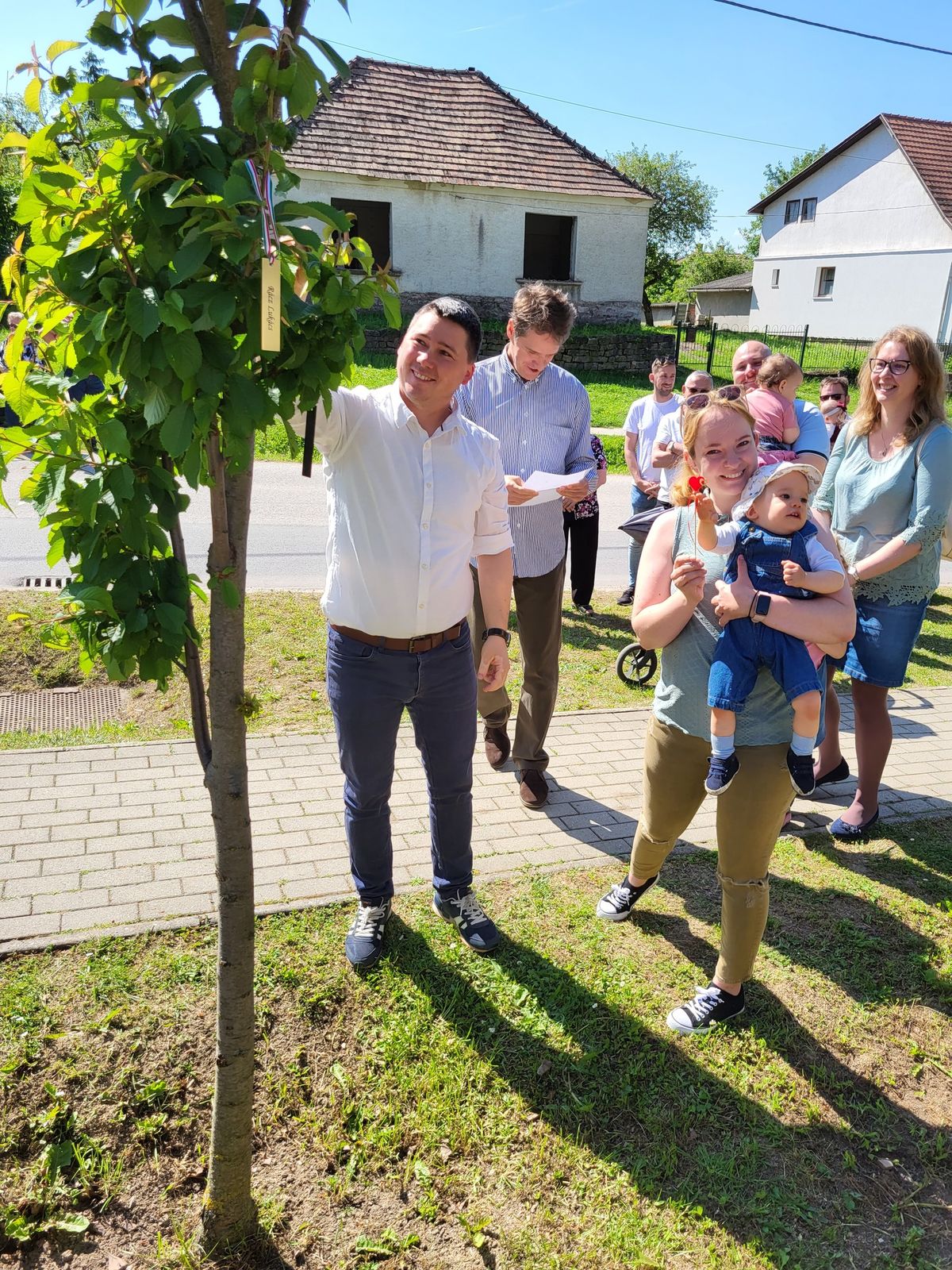 Tardoson különleges eseménnyel ünneplik az anyák napját. A hagyomány szerint "faültetés" koronázza meg a jeles napot.