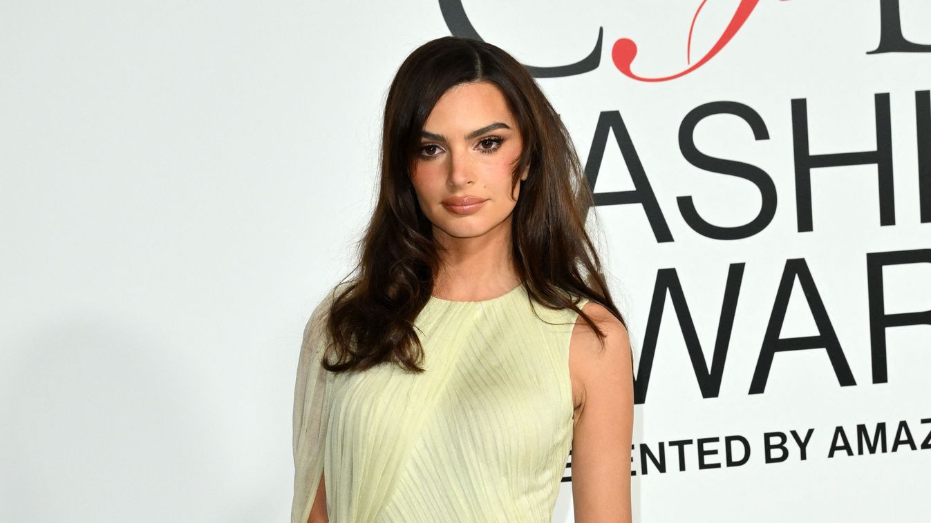 Egy szál melltartóban mutogatta magát az ágyon Emily Ratajkowski