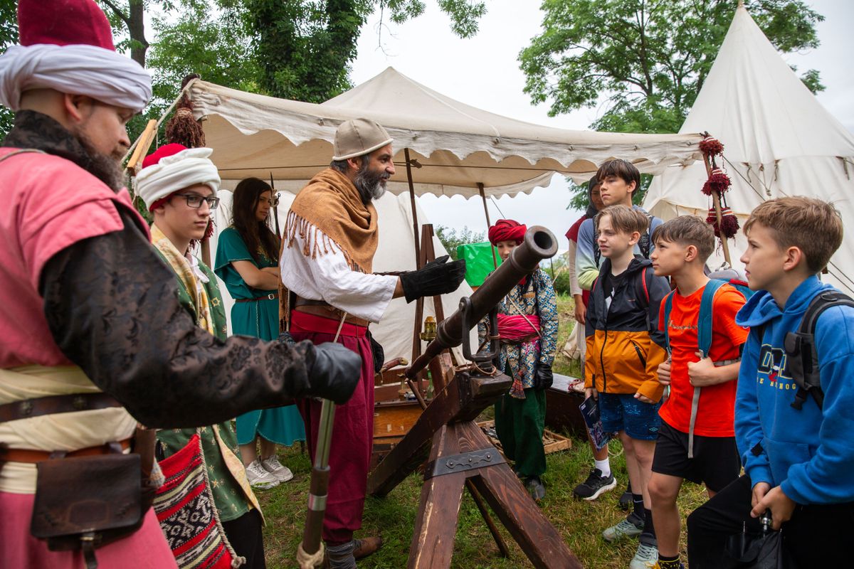 Több mint 700 gyerek ismerkedett a magyar-török kultúrával pénteken Tatán. A Tatai Patara első napja a gyerekekről, vagyis a deákokról szólt.