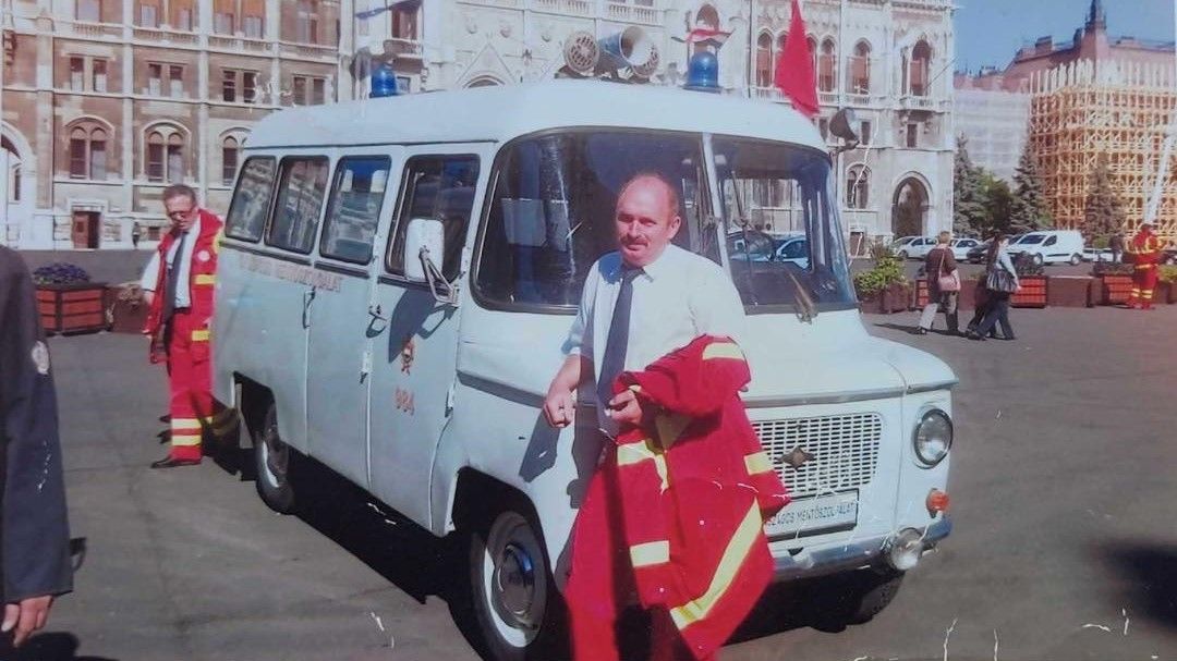 1977-ben lépte át először a Dorogi Mentőállomás kapuit, ahol aztán mintegy 50 éven át teljesített szolgálatot Mészáros Ferenc. Az Országos Mentőszolgálat közösségi oldalán mondott köszönetet a mentőápoló áldozatos munkájáért.