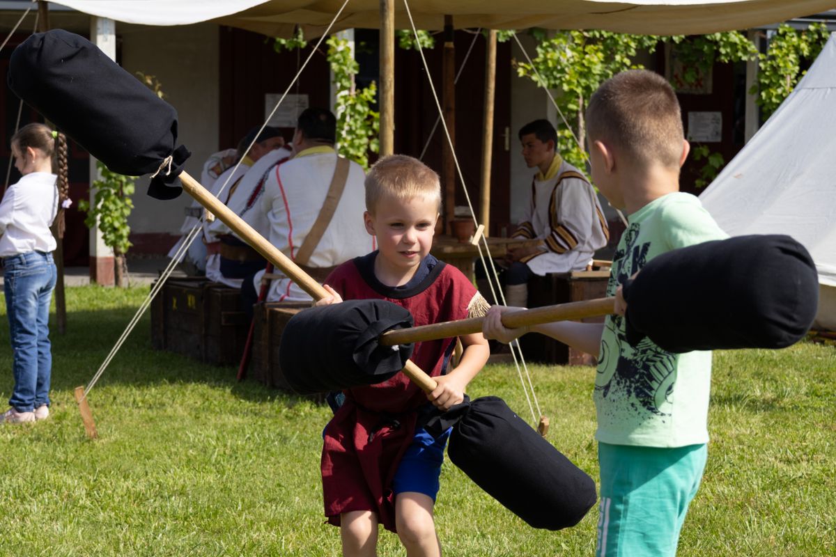 A gyerekek különféle játékokat is kipróbáltak a római táborban