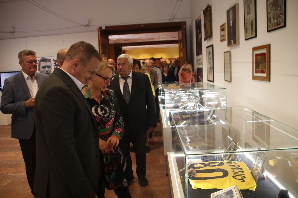 Erős Gábor (balra), az Aranycsapatról szóló kiállítás fővédnöke is megtekintette a tárlatot.