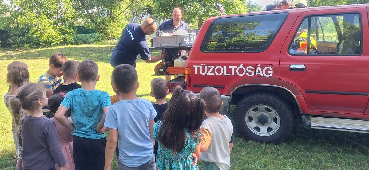 Különleges programok várták a héten a gyerekeket a tatai Juniorka Óvodában. A különböző sportprogramok után a tűzoltók is ellátogattak a gyerekhétre.