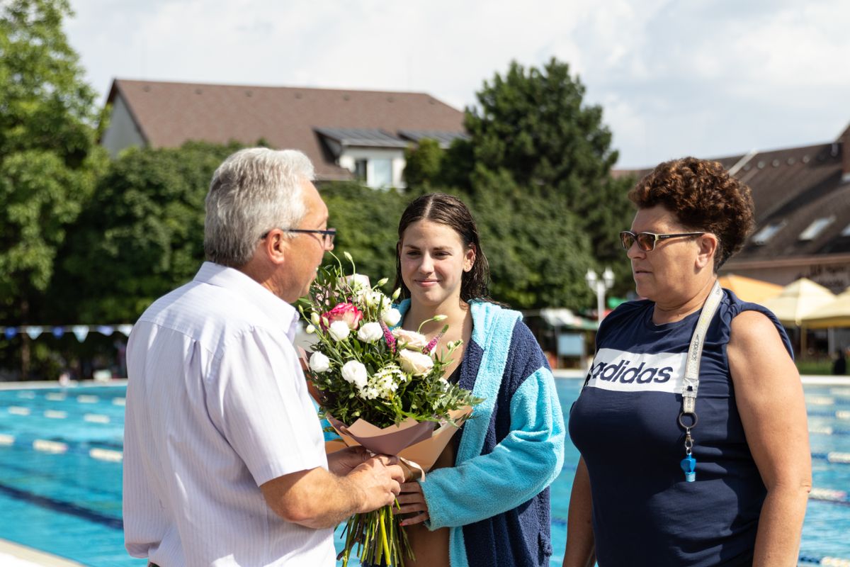 Turi Bálint, a Brigetio Gyógyfürdő ügyvezetője is gratulált a náluk készülő Jackl Viviennek és Kocsis Mártának az Európa-bajnokságon elért eredményekhez