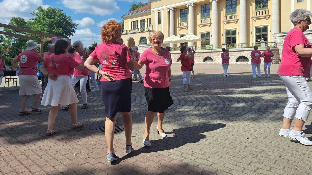 Ellepték a szépkorúak a művelődési ház előtti területet. A fitt napon táncolhattak, de különböző játékokat is kipróbálhattak a résztvevők.