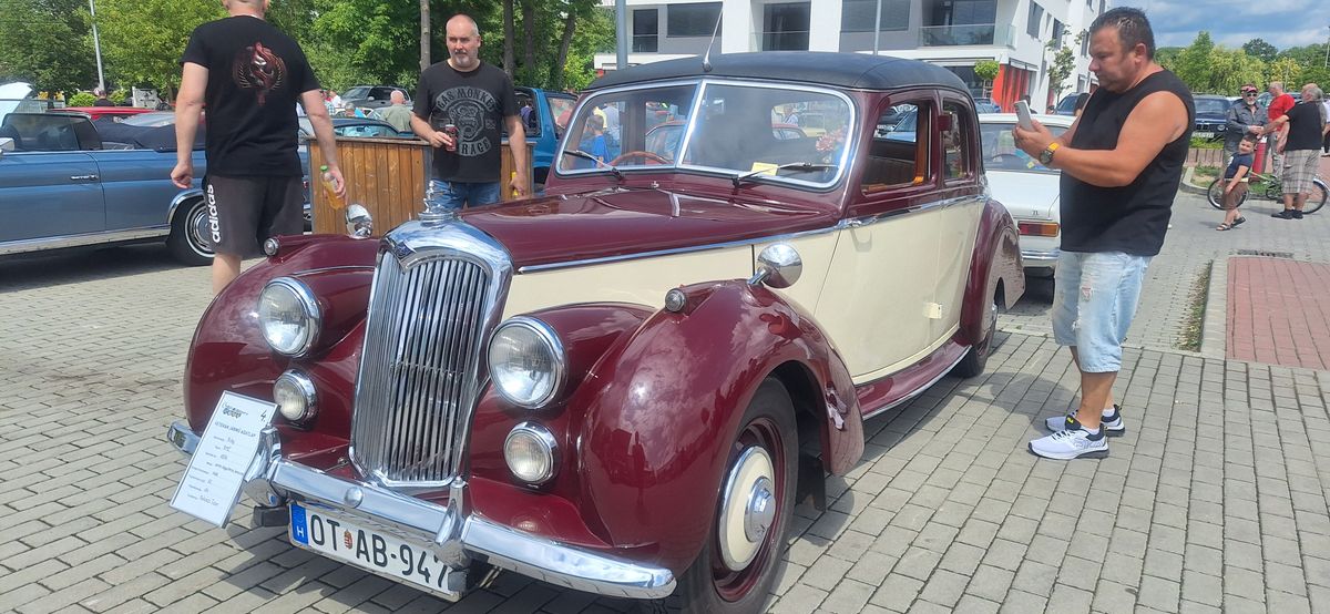 A Cross Hungary Veterán Jármű Club először szervezett Tatán találkozót. Összesen 45 oldtimer autó sorakozott fel a Piactéren. 