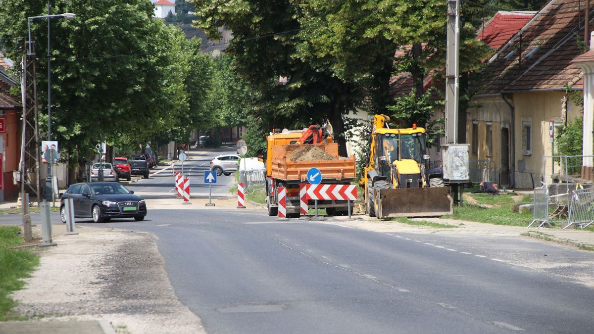 Nemrégiben újabb szakaszához érkezett az úgynevezett esztergomi „Piskóta körforgalom” kialakítása, a projektre az önkormányzat 1,5 milliárd forintnyi támogatást kapott a Terület- és Településfejlesztési Operatív Program Pluszban (TOP_PLUSZ).