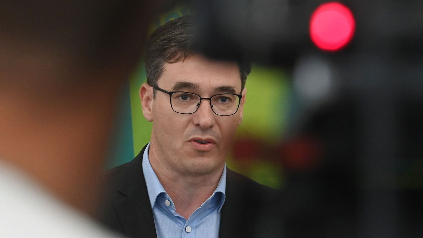 Forradalmárt játszik Karácsony Gergely, plakátrongálásba kezdett (videó)