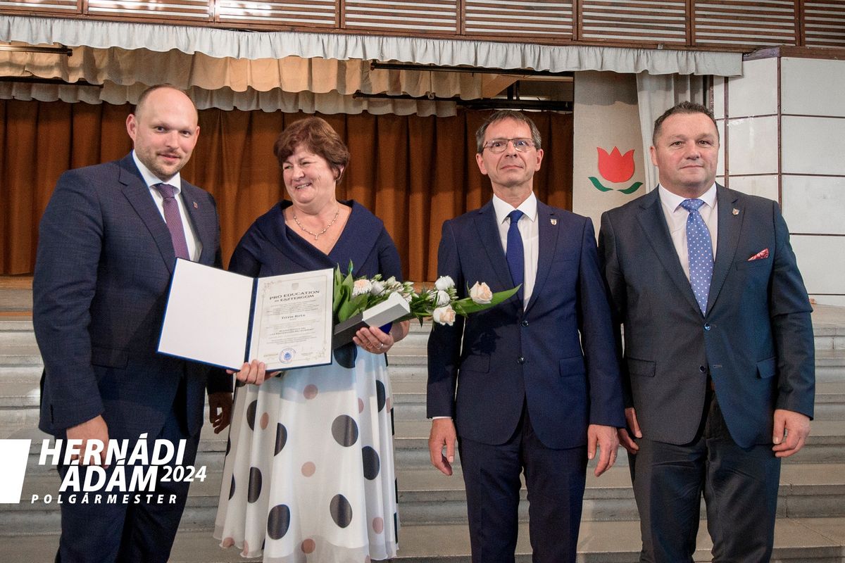 A Majer László-díj egyik kitüntetettje, Tóth Rita a pedagógusnapi ünnepségen, többek között Hernádi Ádám polgármester társaságában