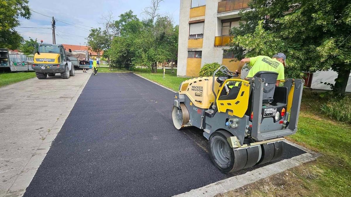 Az utak felújítása mellett a nagy figyelmet kíván fordítani a tokodi önkormányzat a lakókörnyezetek, vagy kiszolgáló épületek körüli, kulturált parkolóhelyek létesítésére is. Ennek jegyében az üveggyári településrészen a közelmúltban megvalósult egy kisebb fejlesztés. 