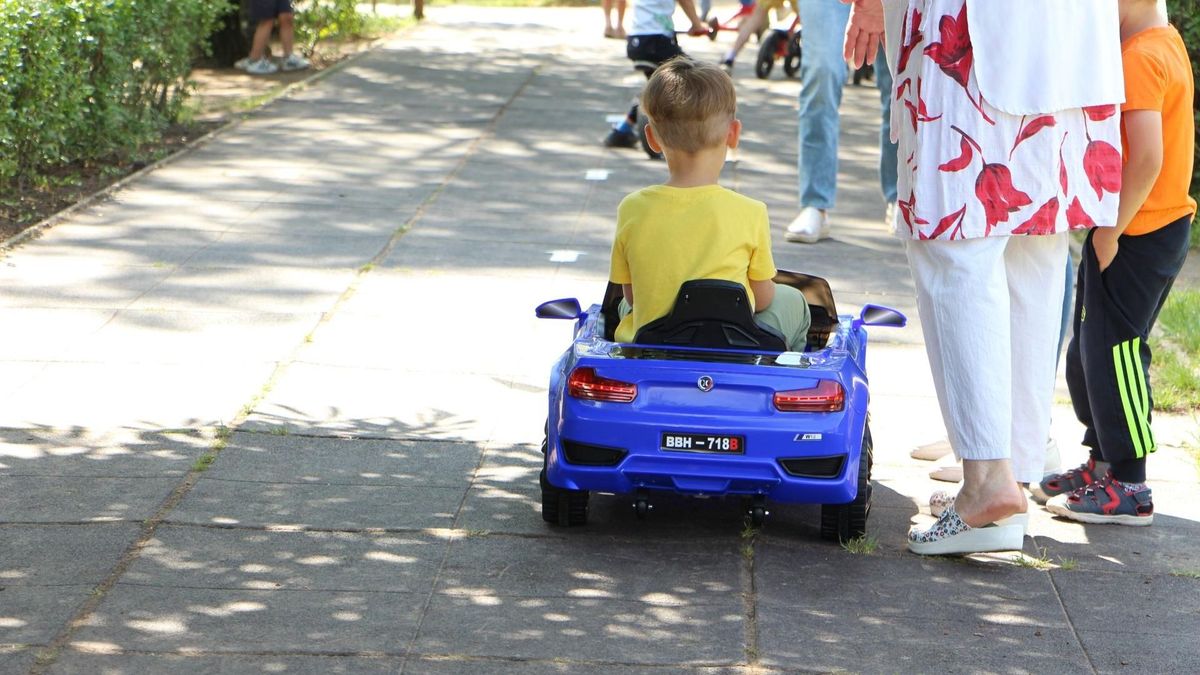 A biztonságos közlekedésre való felkészítést nem lehet elég korán elkezdeni. A dorogi Petőfi óvodában mostantól KRESZ-pályán szerezhetnek új  közlekedési ismereteket a fiatalok.