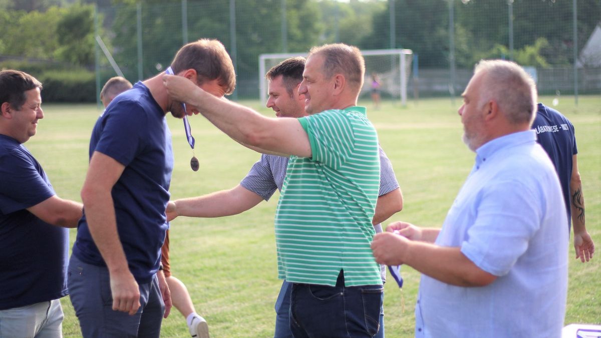 Magabiztos eredményeket értek el a szezon során, a legfényesebb éremmel koronázták meg teljesítményüket. Éremátadó ünnepséget tartottak Lábatlanon, ahol méltatták a bajnok lábatlani öregfiúkat.