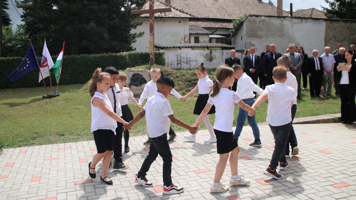 Száznégy évvel ezelőtt szétszakították hazánkat, a sebek máig nem gyógyultak be. A Nemzeti Összetartozás Napja alkalmából koszorúkat is elhelyeztek a községi emlékműnél.