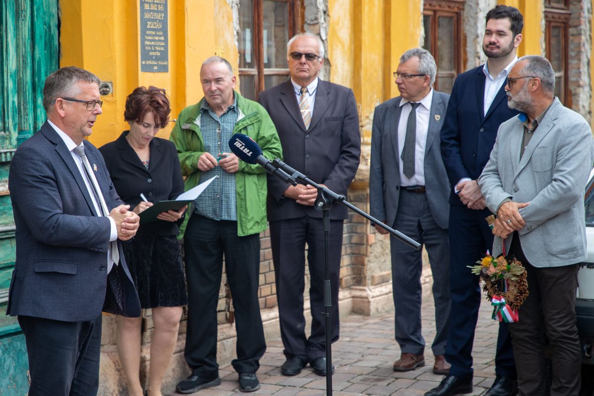 Idén is megemlékeztek Magyary Zoltán születésnapjáról. Tatán három helyszínen is koszorúzással tisztelegtek a modern közigazgatás megalapítója előtt. 