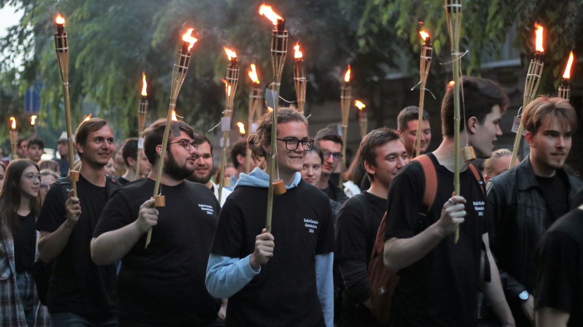 Fáklyákkal a kezükben, dalolva vonultak együtt a fiatalok a városban. Május utolsó napján pótolták be a korábban elhalasztott esztergomi közös ballagást.