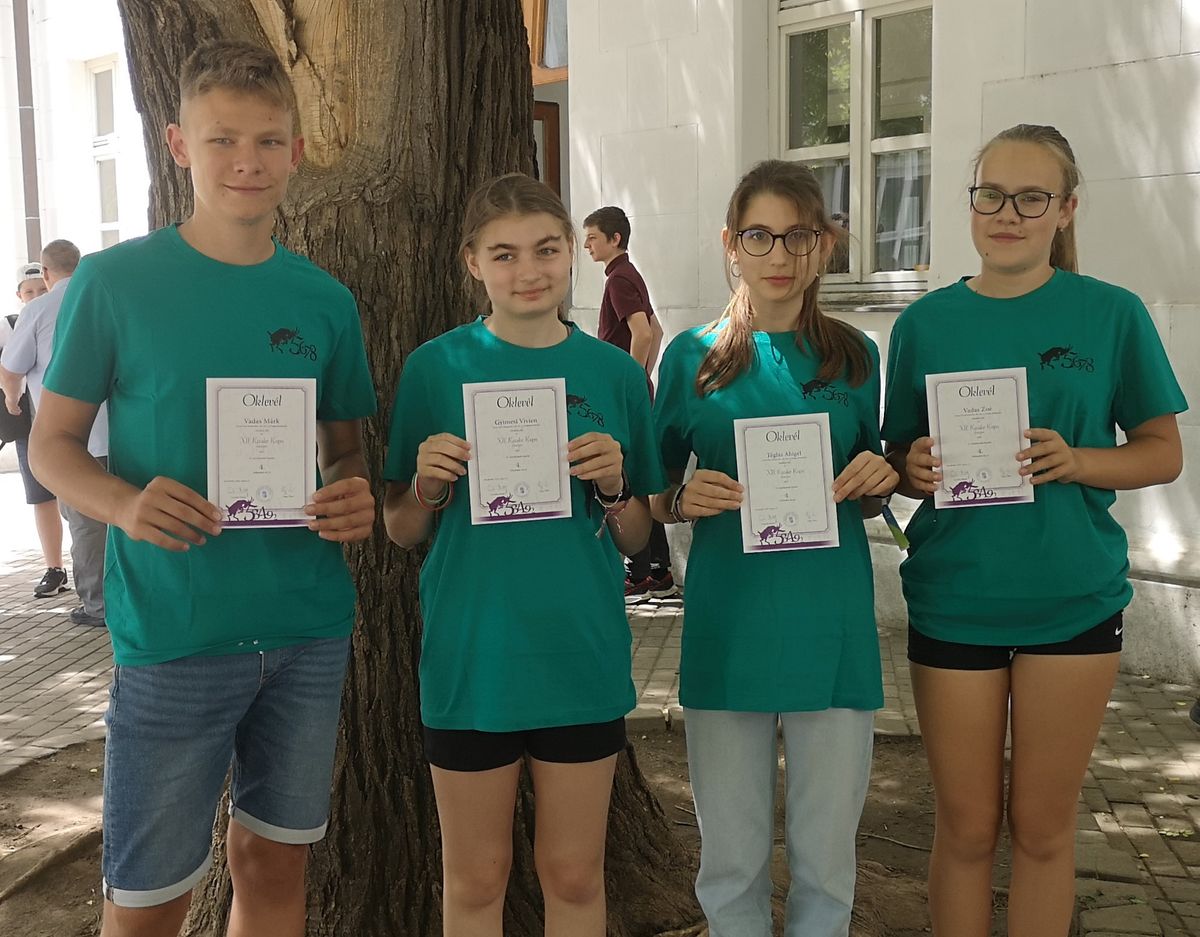 Az országos versenyen a komáromi diákok negyedikek lettek: Vadas Márk, Gyimesi Vivien, Téglás Abigél, Vadas Zoé