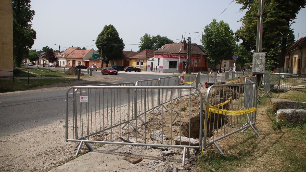 Újabb mérföldkőhöz érkezik a városi beruházás. Forgalomkorlátozás és a megszokott forgalmi rend változása miatt érdemes körültekintően közlekedni a településen.