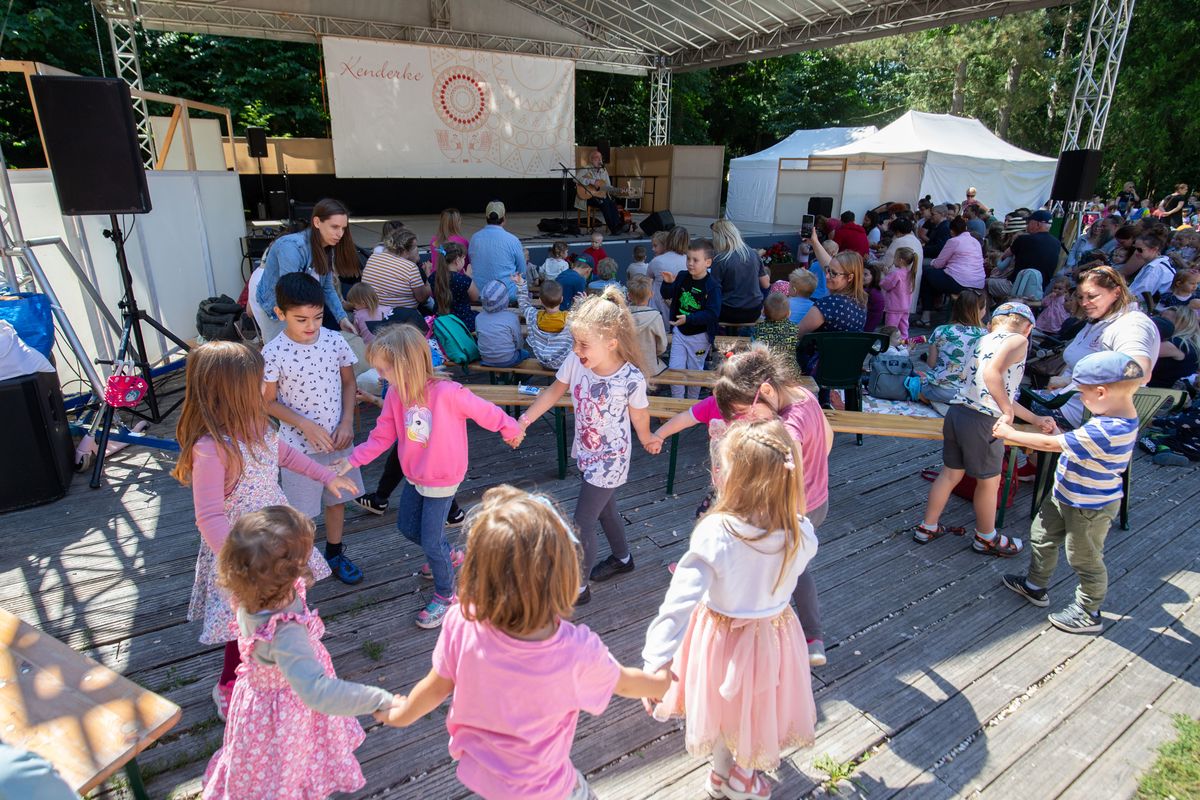 Idén sem maradhatott el a hagyományos gyerekkoncert  a Tatai Sokadalomról. A gyerekek legnagyobb örömére Gryllus Vilmos idén is elhozta legismertebb dalait. 