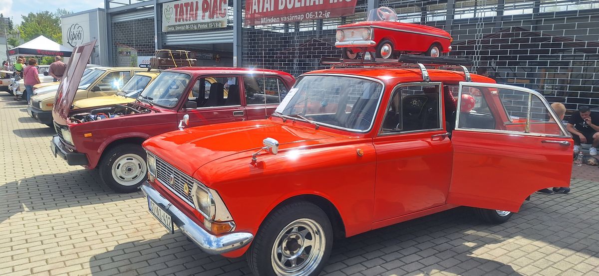 A Cross Hungary Veterán Jármű Club először szervezett Tatán találkozót. Összesen 45 oldtimer autó sorakozott fel a Piactéren. 