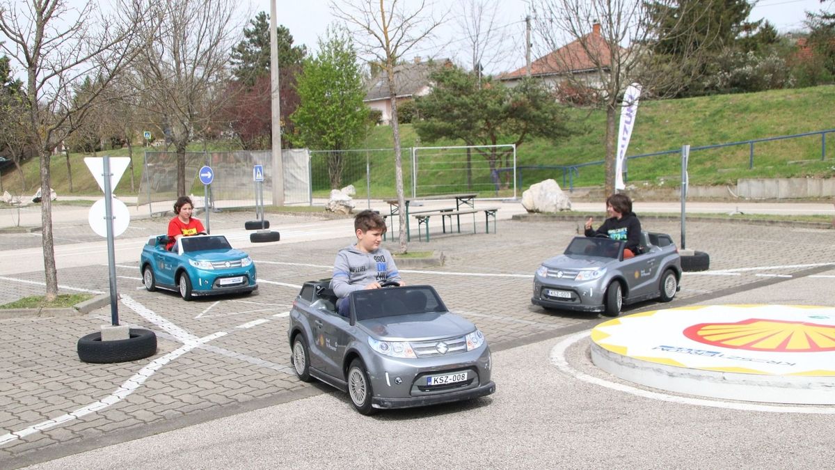A kresz park lehetőséget ad a gyerekek számára, hogy egy Suzuki Vitara élethű kicsinyített mását vezessék.