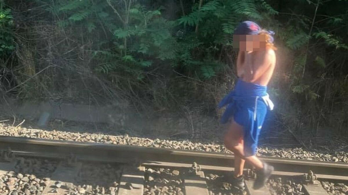 Ez a félmeztelen nő akadályozta a zavartalan vonatforgalmat