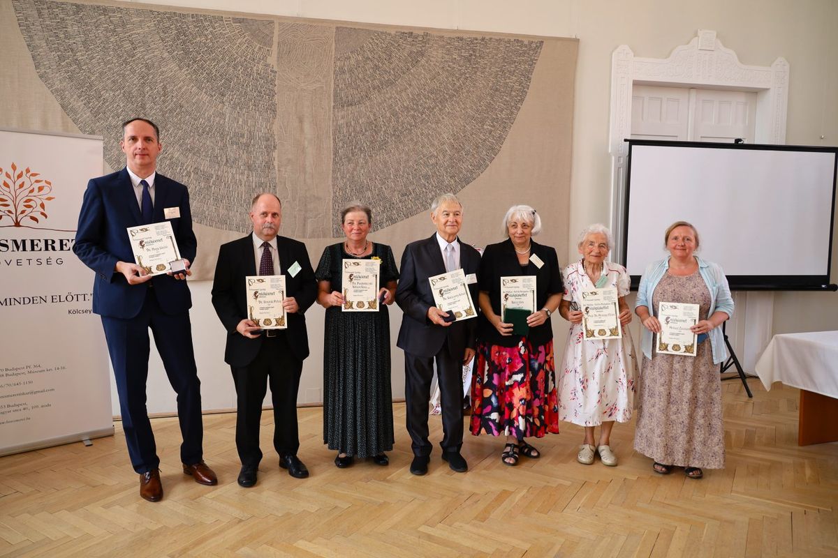 Dr. Simonik Péter helytörténész, egyetemi docens rangos elismerést vehetett át Esztergomban. A kutató kiemelt figyelmet szentel a tatabányai, tatai témákra, a helyi zsidóság történetére.