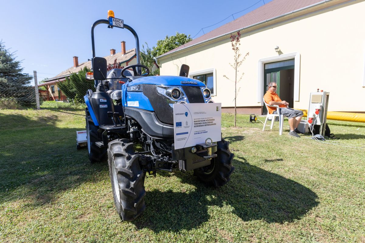 A LEADER páláyzat segítségével megvásárolt új traktor 