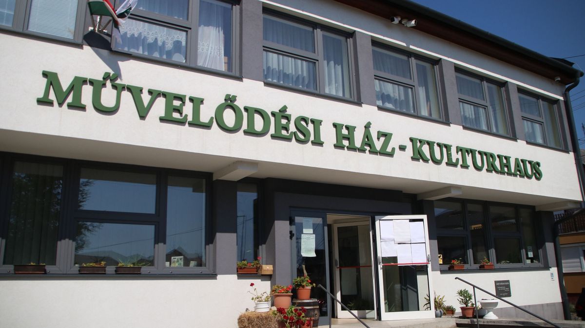 Gáspár Laci személyében igazi sztárelőadó is fellépett a XXVI. Csolnoki Falunapokon. Az idei rendezvényt egy ünnepi bejelenés tette felejthetetlenné, Fódi János nevét vette fel a művelődési ház.