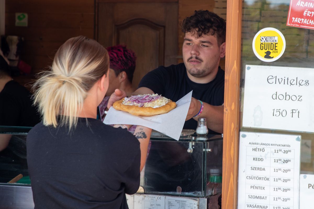 Olvasóink szerint a legfinomabb lángost vármegyénkben Dunaalmáson lehet kapni. Most videón is megmutatjuk, hogy mi lehet a az Almási Lángos titka. 