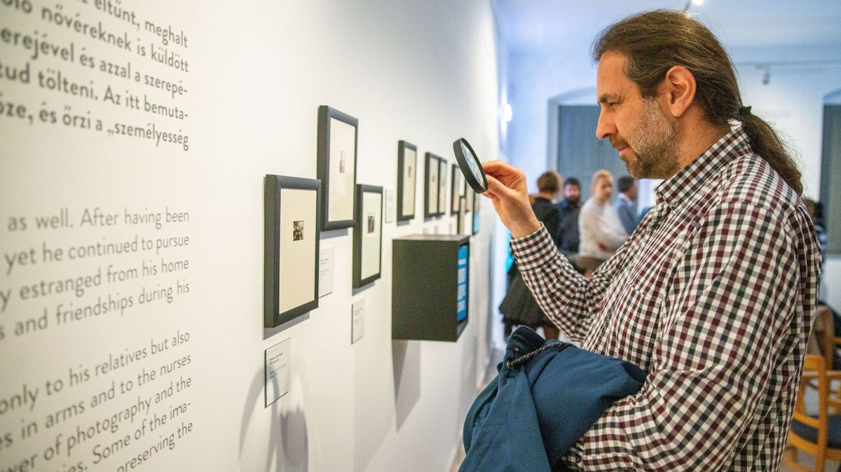 Már látható a Magyar Nemzeti Múzeum André Kertész 130 című kiállítássorozatának záró tárlata a budapesti Robert Capa Kortárs Fotográfiai Központban. Az André Kertész kiállítás márciusban Esztergomban mutatkozott be., most a fővárosban várja az érdeklődőket.